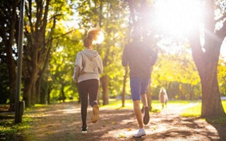你是否也曾幻想过 在冬日清晨被阳光温柔唤醒 赤脚踩在温润的原木地板上 一杯热咖啡 一本旧书 整个家安静得只听得见呼吸？这 不只是生活理想 更是北欧风格装修赋予日常的真实诗意